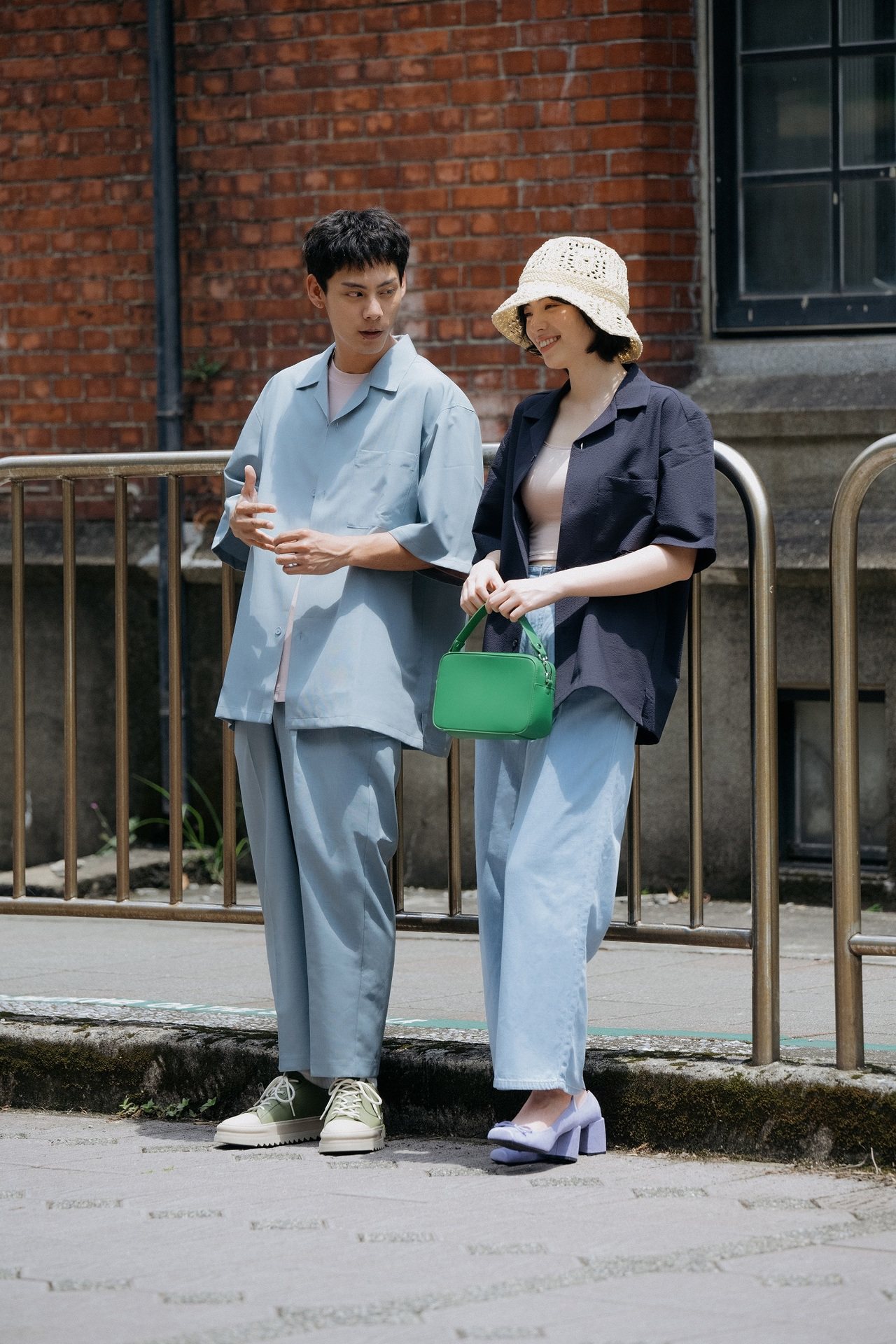 新生代演員陸夏(右)、各務孝太(左)擁有各自不同的魅力，這次一起輕鬆駕馭多變風格的GU襯衫穿搭。圖／GU Taiwan提供