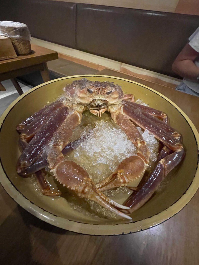 海產店以「鮮度跟活的一樣」為由，用活體松葉蟹的價格賣死掉的螃蟹。圖／擷自爆料公社