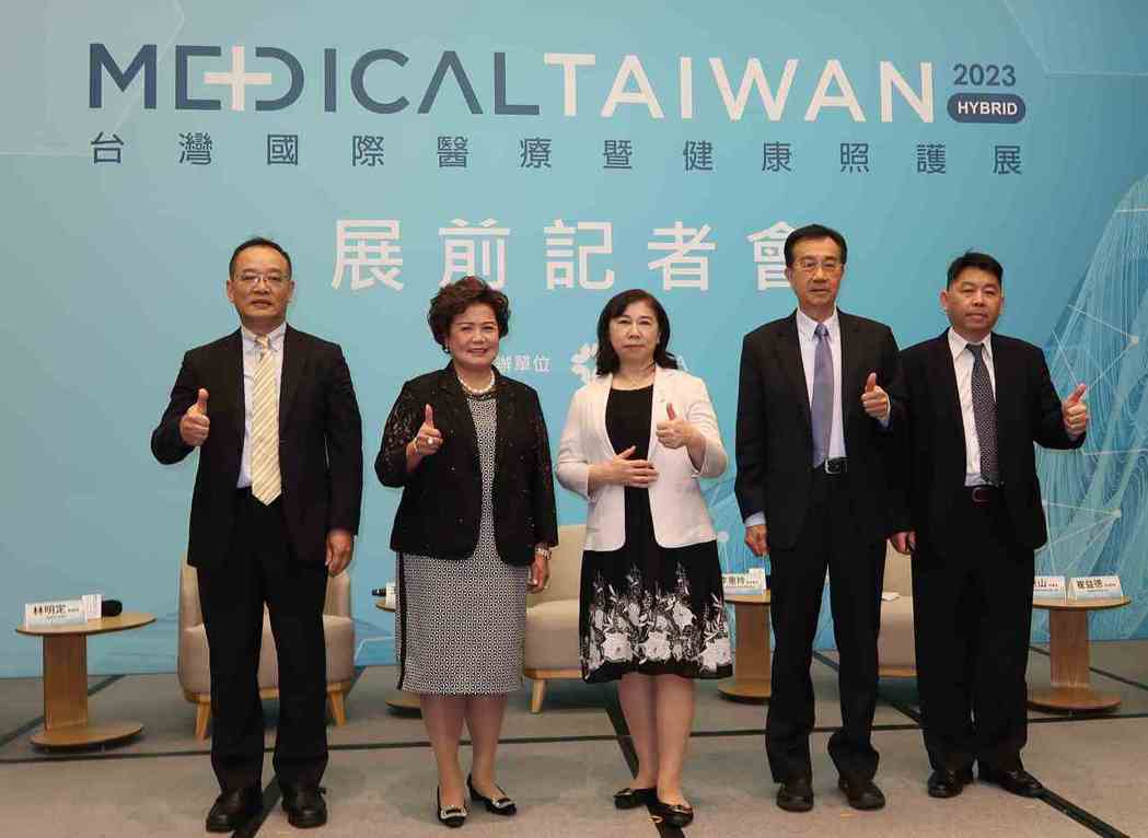 數位健康產業發展協會副理事長王欽堂（左起）、台灣醫材公會理事長王綉子、外貿協會副...