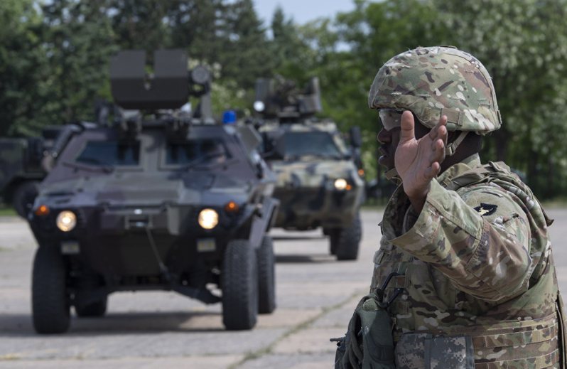 北約成員國以及其他非成員國軍隊22日在巴爾幹地區的阿爾巴尼亞共和國及周邊國家展開聯合軍事演習。歐新社