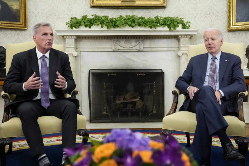 美國總統拜登（右）和眾院議長麥卡錫（左）周一晚間針對債限問題的會談仍未達成協議。美聯社