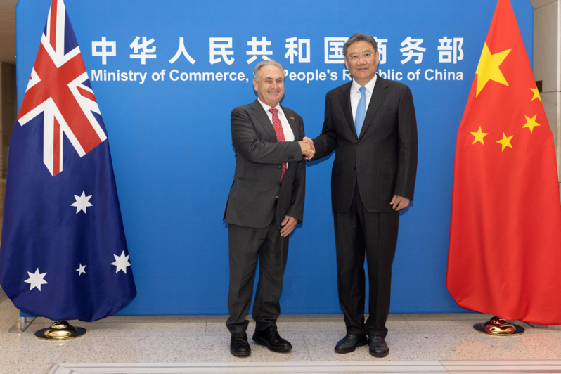 大陸商務部長王文濤本月12日在北京與澳洲貿易部長法瑞爾共同主持召開第16屆中澳部長級經濟聯委會前，兩人握手合照。（新華社）