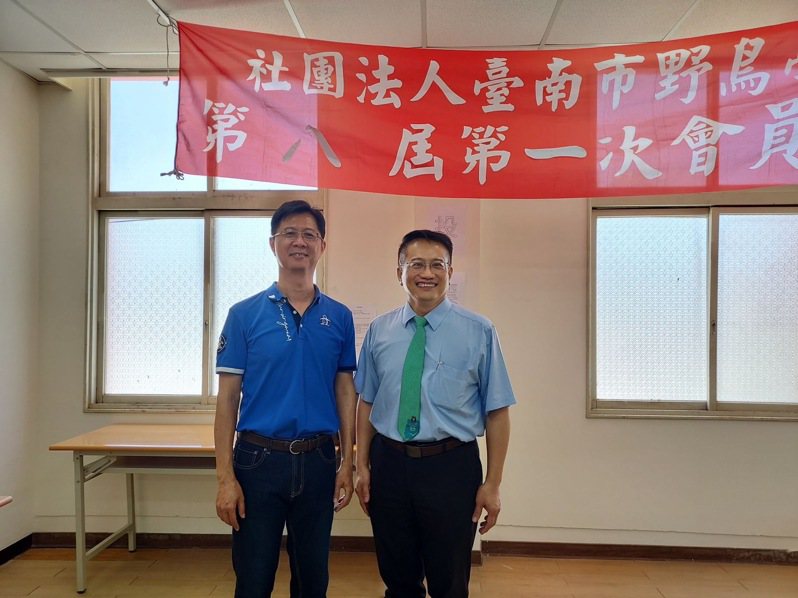 台南市由蔡旺詮（右）擔任新任理事長，並與原理事長潘致遠完成交接。圖／鳥會提供