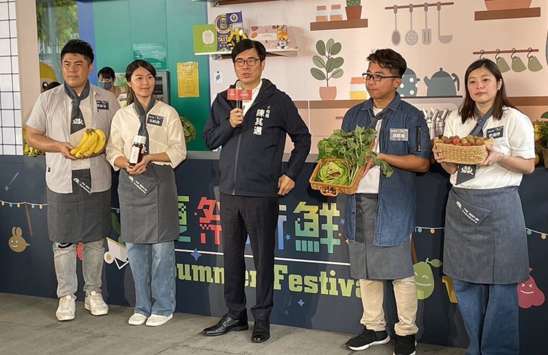 高雄市長陳其邁（中）與四位型農宣傳「夏祭新鮮市」。記者徐如宜／攝影
