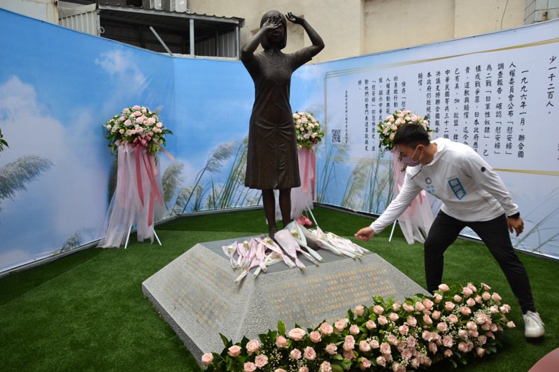 台灣僅存最後一名前台籍慰安婦阿嬤，在10日晚間過世。圖為台南市慰安婦人權平等促進協會紀念活動，民眾在銅像前獻花。圖／本報資料照片