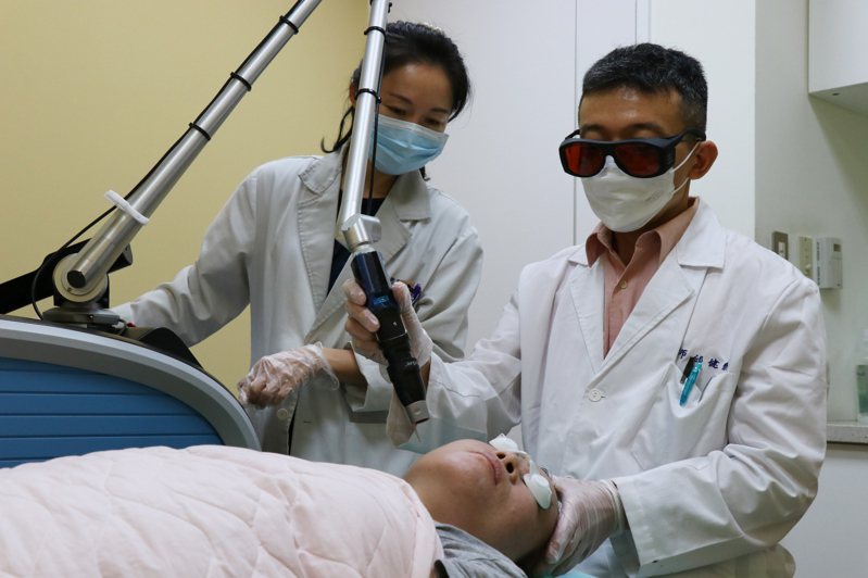 專業醫師使用雷射儀器治療各種皮膚斑點。圖／嘉義基督教醫院提供