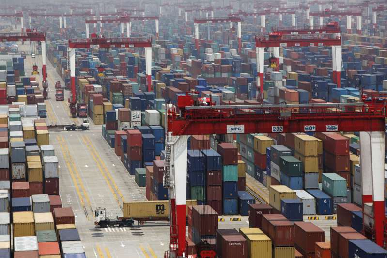 全球海運貨櫃的產量已急遽下。圖為上海洋山港資料照片。路透