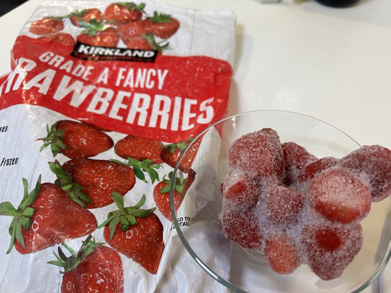 食藥署公告，好市多科克蘭冷凍草莓自墨西哥進口(2.72 kg/包，有效期至2024/08/05)驗出A肝病毒陽性，圖為同包裝產品。記者趙容萱／攝影