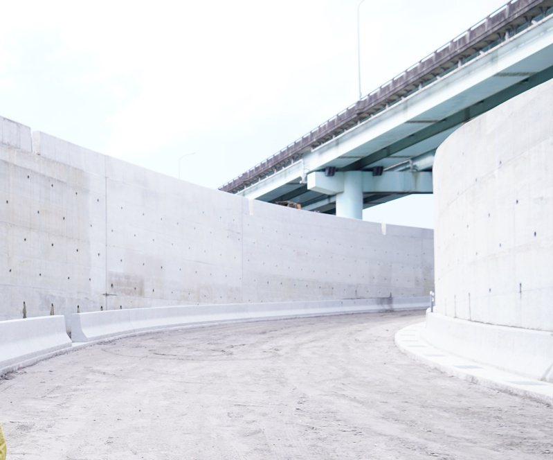 新北市新工處施作浮洲橋下橋市區道路動線優化工程，高聳牆壁貌似日本立山黑部雪牆。本報資料照片