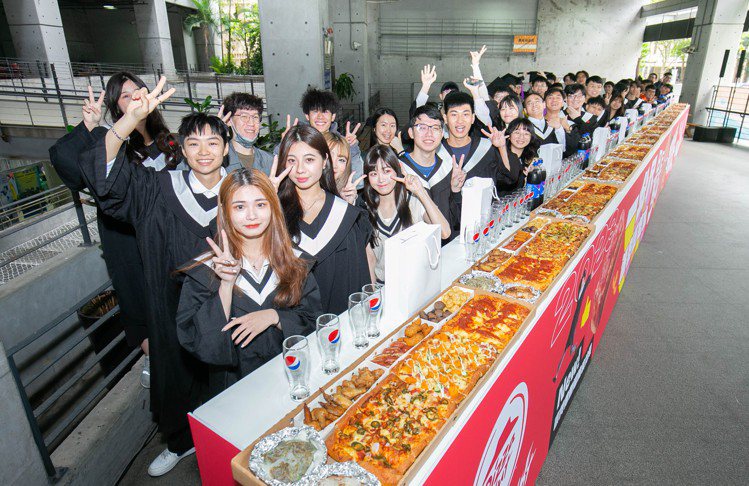 必勝客邀請百位畢業生一起開吃「一公尺派對巨飽盒」。圖／必勝客提供