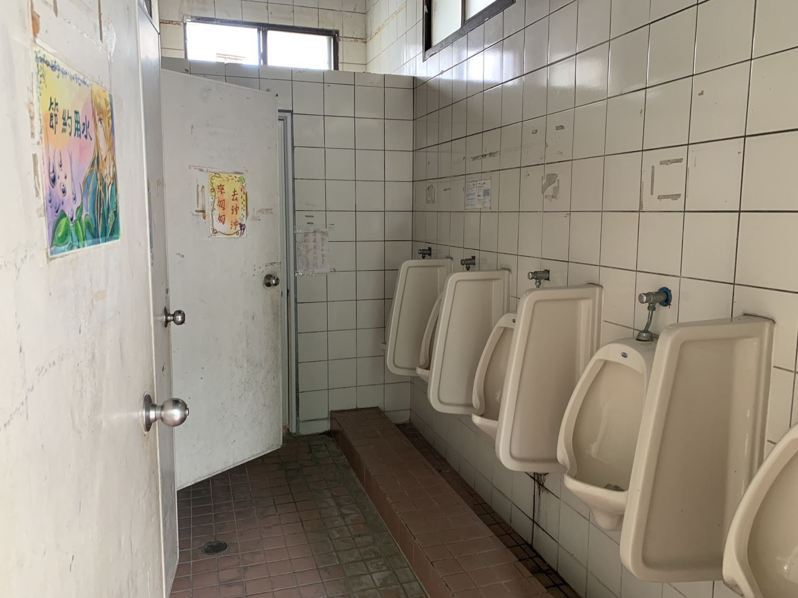 新竹縣政府積極向中央爭取經費，5月再獲教育部國教署核定112至113年老舊廁所共15校64間廁所整修經費，預計明年11月30日前完工。圖／縣府提供