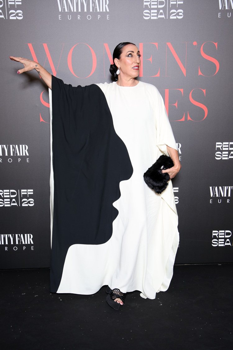 堪稱西班牙名導阿莫多瓦靈感繆思的西班牙女星Rossy De Palma，以黑白剪影的寬大洋裝搭配手拿包，簡單但充滿戲劇張力。圖／Roger Vivier提供