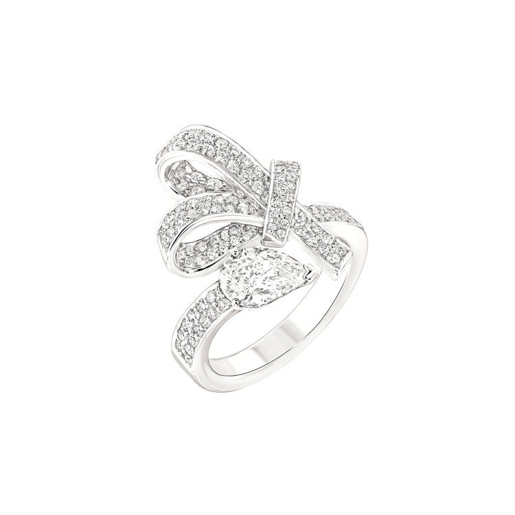 莉莉蘿絲戴普配戴的Ruban Basic緞帶蝴蝶結戒指。圖／香奈兒提供