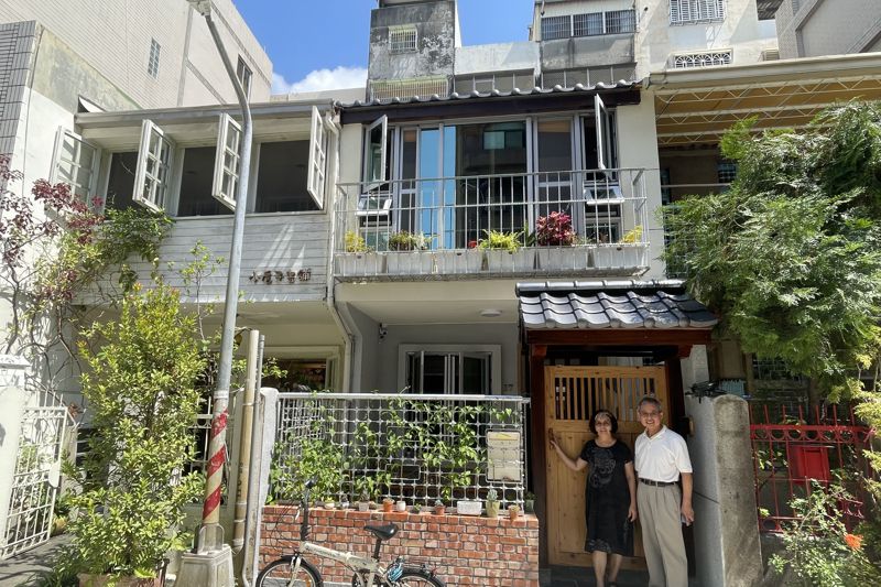 旅美退休博士吳孟洲夫妻返台，選擇定居高雄一處翻新的老宅。記者王昭月／攝影