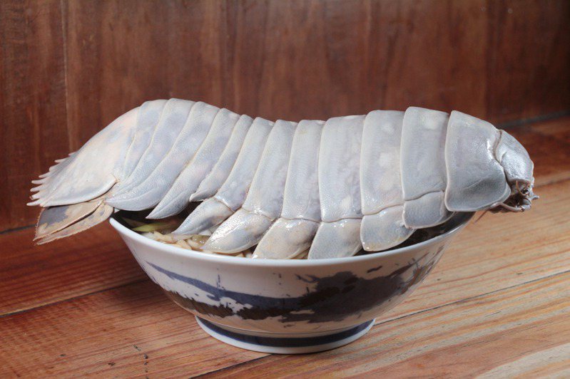 一整隻「大王具足蟲」橫跨在拉麵碗上，吸睛度滿點。圖／摘自拉麵公子臉書粉絲團
