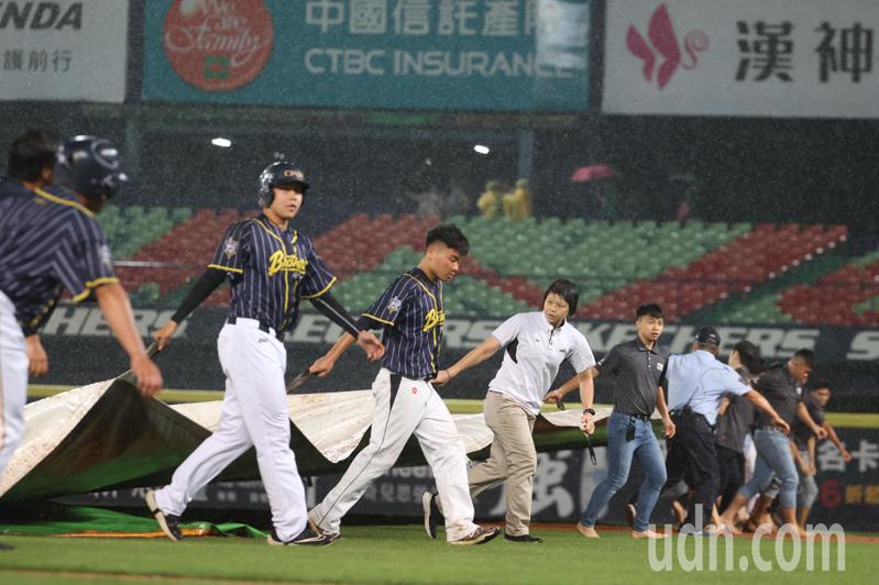 中信兄弟與味全龍在台中洲際棒球場進行例行賽，比賽進行到7局下半2人出局滿壘，因雨暫停。記者黃仲裕／攝影