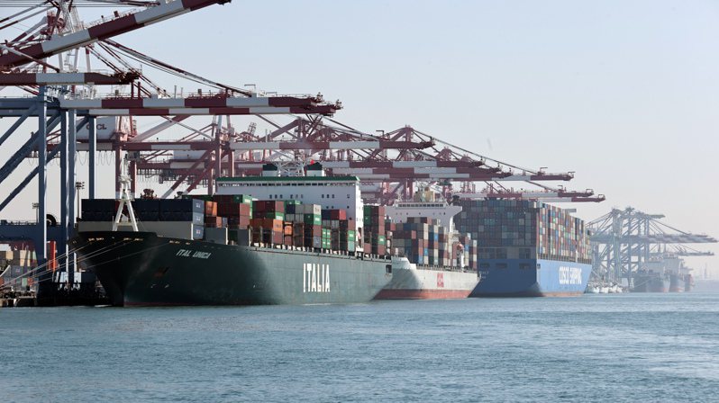 主計總處公布今年4月出口成長率為-13.3%，前四個月合計出口衰退17.7%。圖為高雄港貨櫃碼頭。記者劉學聖／攝影