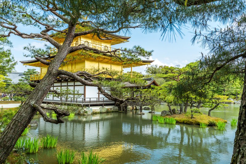 日本網友挑戰在一天之內，就跑完京都27個名勝景點。圖為金閣寺。圖片來源／ingimage