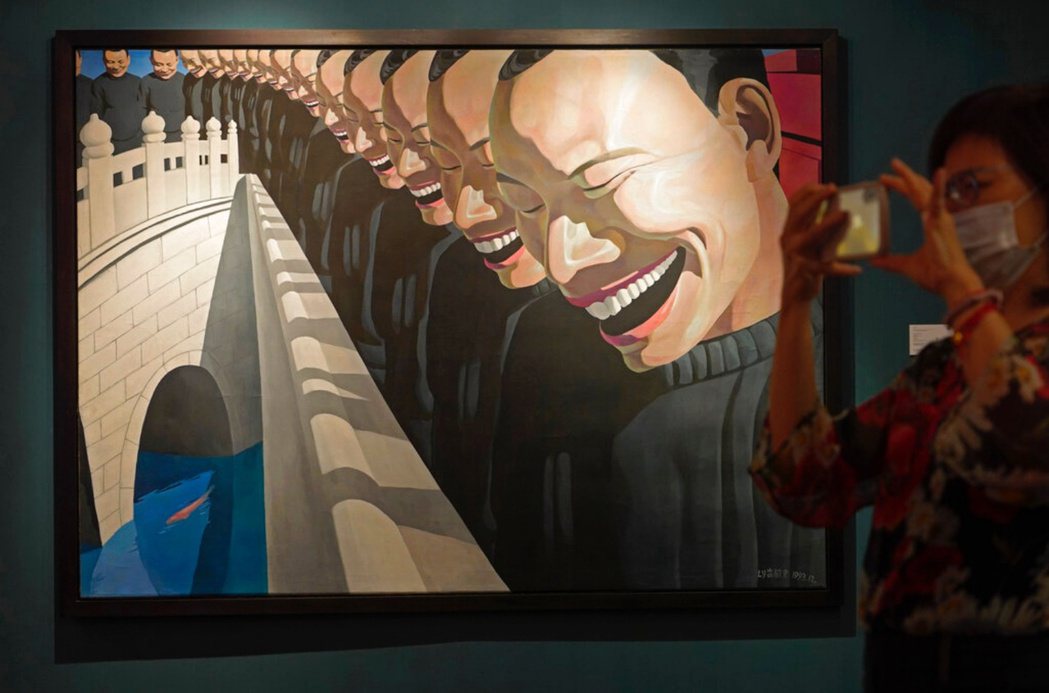 岳敏君1993年作品《金魚》，圖中為天安門廣場前的金水橋。 圖／美聯社   