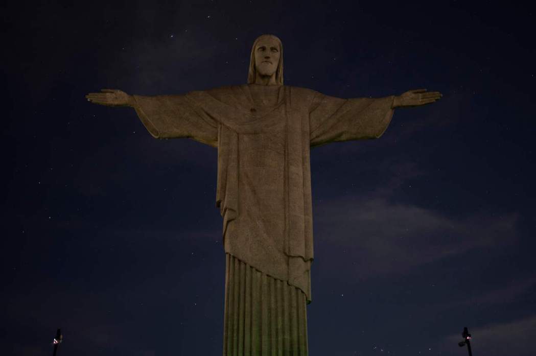巴西舉世知名的「救世基督像」在5月22日熄燈一小時以示聲援維尼修斯。 圖／法新社