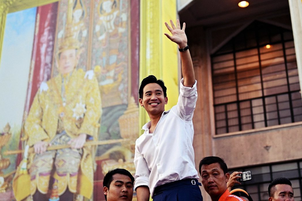 泰國前進黨在大選中大勝，但離確保黨魁皮塔成為總理仍有一段差距。對皮塔來說必須抱務...