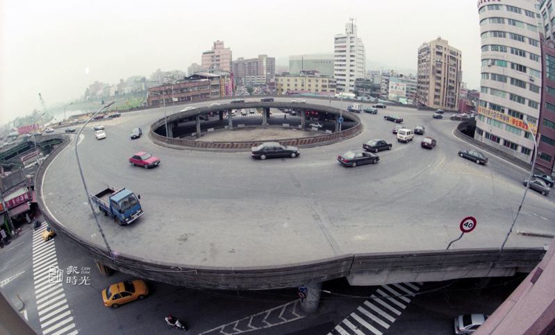 台北市政府即將拆除位在基隆路、南京東路交叉口的正氣橋。圖／聯合報系資料照（1999/1/3 吳景騰攝影）