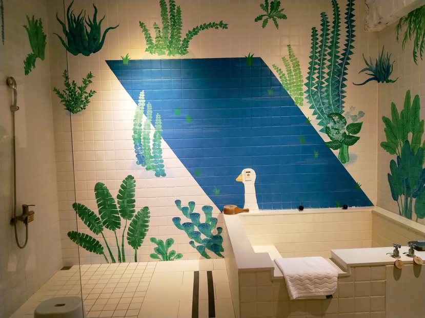 礁溪溫泉當地的澡堂「蔥澡」請來藝術家創作，風格別緻。 圖片來源／旅遊作家943提...