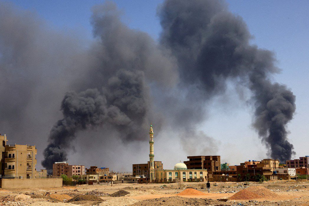 5月1日，冒出滾滾濃煙的蘇丹首都喀土穆。 圖／路透社