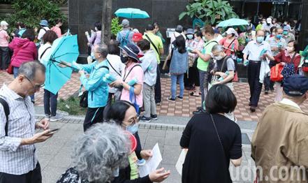 中鋼股東會紀念品「傘Q」今起發放，位於台北市中華路一段的紀念品發放處，整日人潮洶湧，領到紀念品的民眾當場測試功能。記者侯永全／攝影