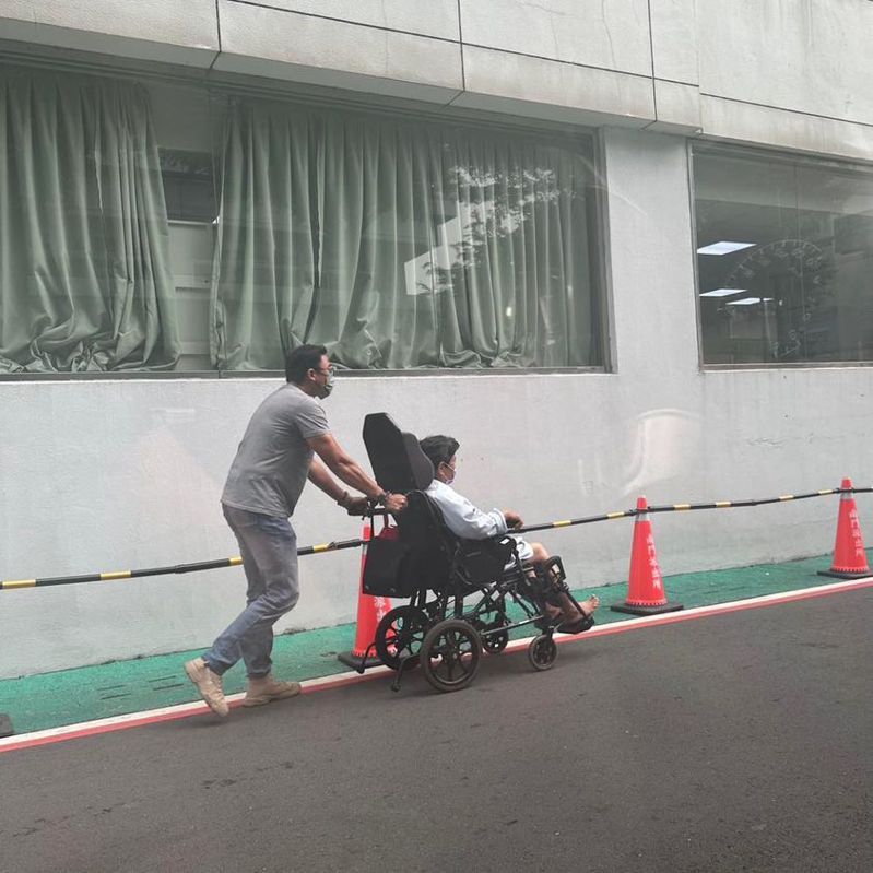 人行空間狹小常有家屬推著輪椅走上馬路。圖／翻攝綠豆嘉義人臉書