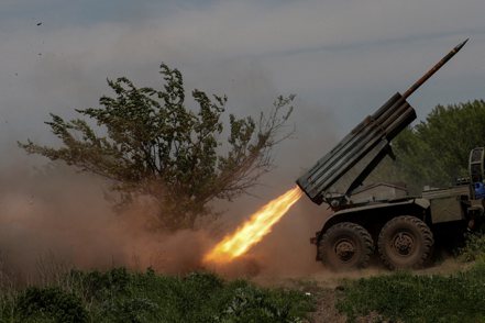 俄羅斯宣稱已掌控住巴赫姆特鎮，圖為烏克蘭士兵19日從巴赫姆特附近對俄軍發射BM-21火箭砲。  路透。