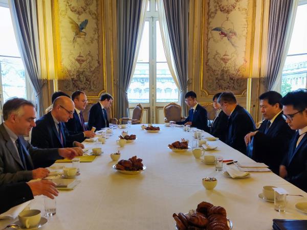 中國外交部發布，李輝與法國外交部政治和安全事務總司長蒙多洛尼就俄烏問題討論。（中國外交部）