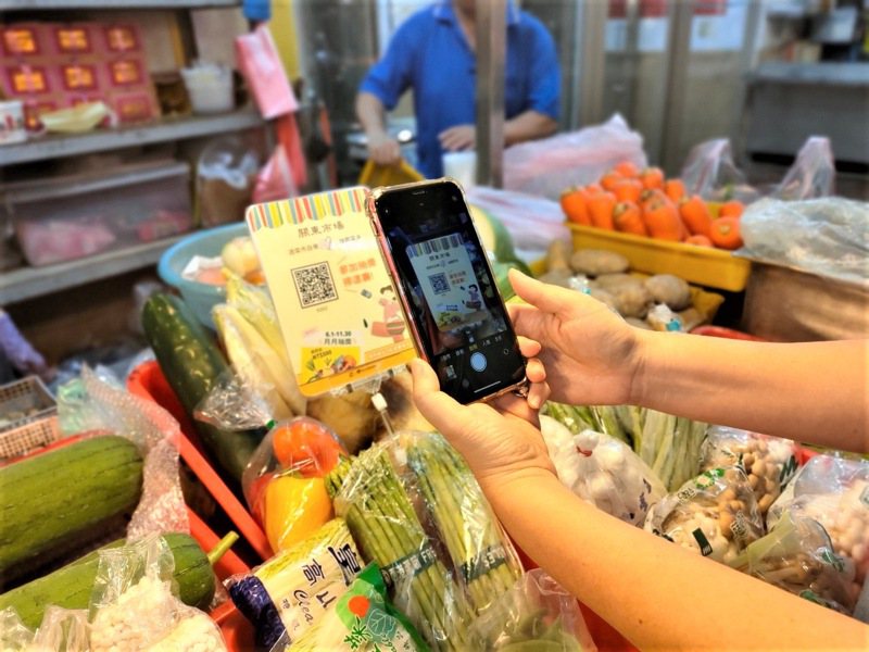 新竹市政府推出「迺菜市自備袋 月月抽買菜金」活動，鼓勵民眾自備環保袋。圖／竹市府提供