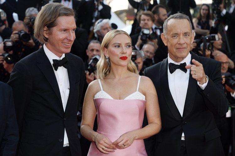 導演魏斯安德森(左起)、思嘉莉約翰森與湯姆漢克斯亮相坎城紅毯。(歐新社)