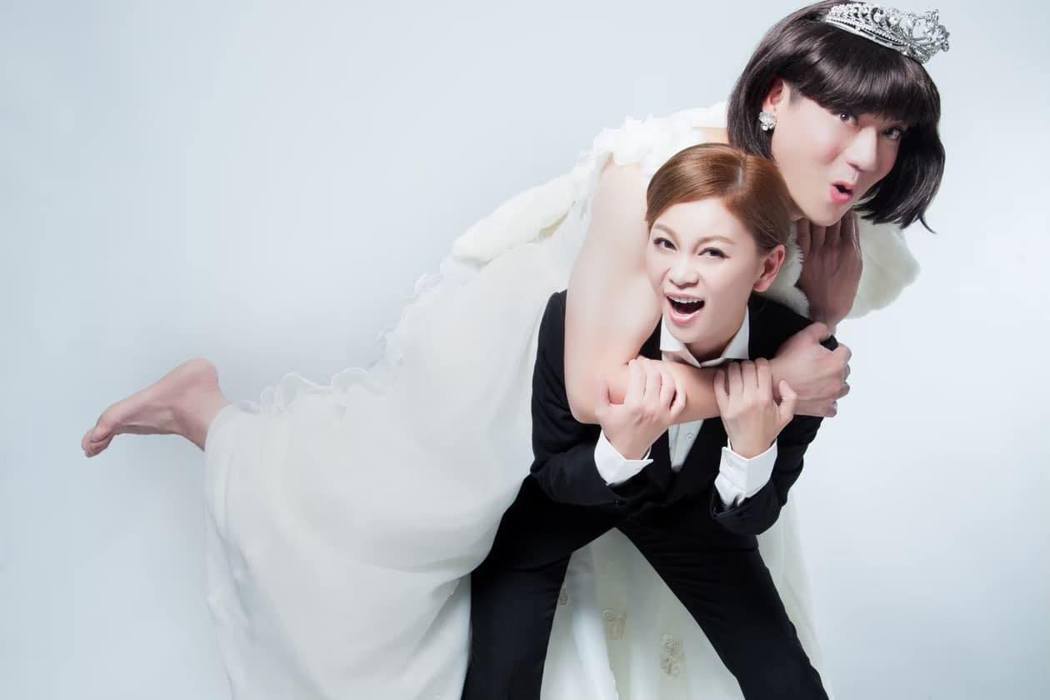陈随意(后)跟老婆谢宜君拍过反串的婚纱照，互动十分甜蜜。图／摘自脸书