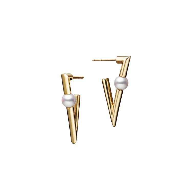 V Code系列18K黃金耳環，搭配日本Akoya珍珠約5.00毫米，63,000元。圖／MIKIMOTO提供