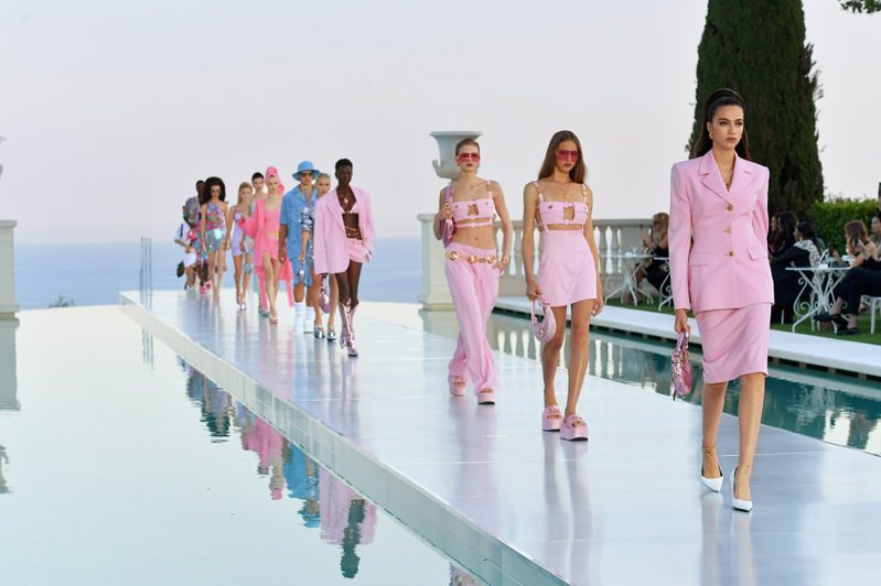 Donatella Versace與Dua Lipa於坎城影展期間呈獻兩人攜手打造的La Vacanza女裝系列。圖／凡賽斯提供