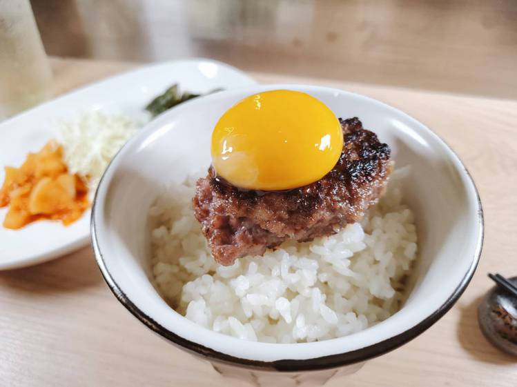 套餐搭配有日本越光米飯、履歷雞蛋。記者陳睿中／攝影