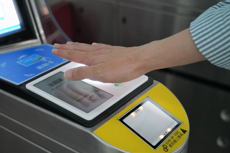 5月21日，「微信公開課」公眾號發布刷掌支付功能，同日北京地鐵「大興機場線」宣布支援「刷掌」乘車服務。新華社