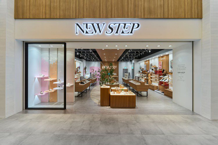 百貨女鞋龍頭東笙集團透過複合式選品店概念，進駐台中LaLaport購物中心，開出全台首家「NEW STEP」據點。圖／DOLCE GROUP提供