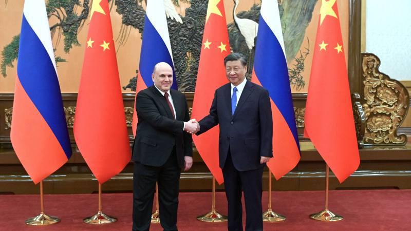 大陸國家主席習近平（右）24日在北京會見俄羅斯總理米舒斯京。取自央視新聞