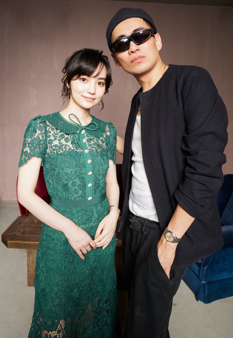 （由左至右）黑嘉嘉與self-portrait 2023早秋設計師Han Chong。圖／惇聚國際提供