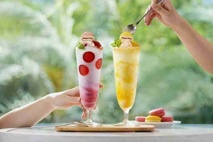 哈根達斯推出「馬卡龍草莓覆盆子凍飲」、「芒果馬卡龍柚香檸檬凍飲」等5款全新夏季飲品。圖／Häagen-Dazs提供