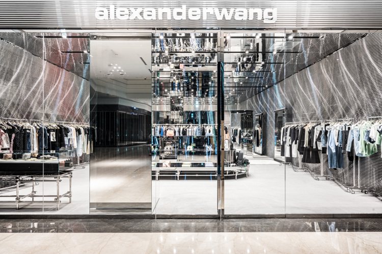 設計師品牌alexanderwang微風南山專賣店重新開幕，一改過去簡約低調裝潢，換上前衛且帶有未來感的大量鏡面裝飾。圖／alexanderwang提供