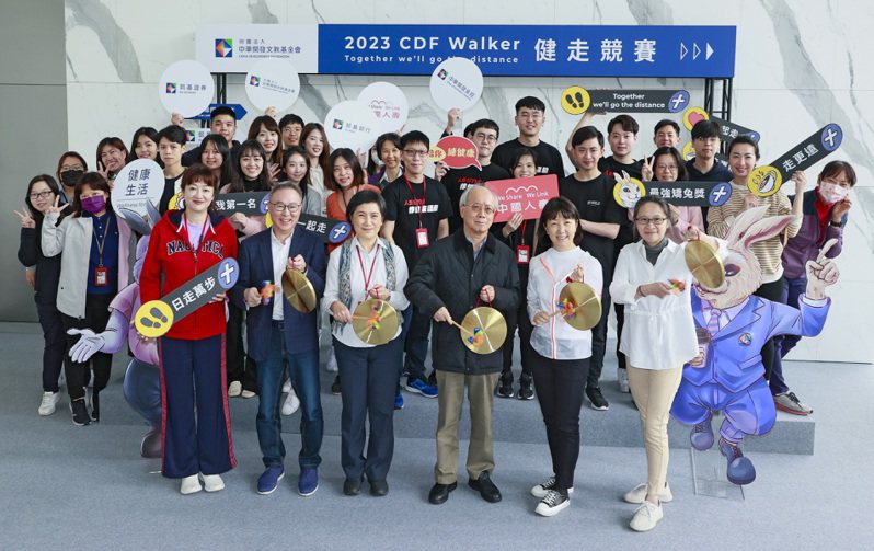 開發金控董事長黃思國（左四）為健走競賽活動敲鑼，鼓勵員工健走實踐永續低碳生活。開發金控／提供