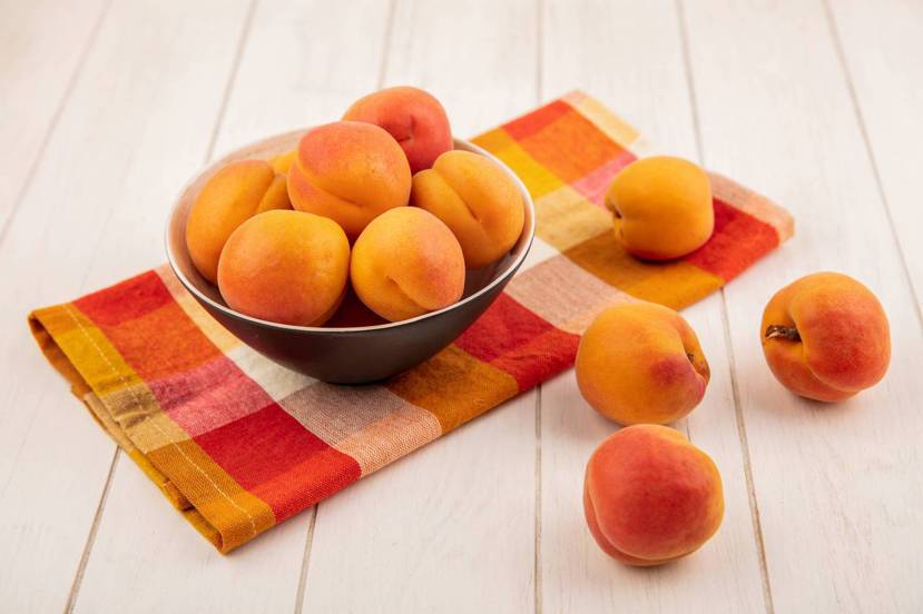 5月進入水蜜桃產季，水蜜桃富含維生素C、維生素A，而且鐵含量比蘋果和梨子多，豐富...