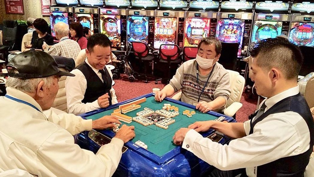 一小時之內老人們可以自由參加各類遊戲，種類包括麻將、撲克牌類型、以及現場設置的柏...