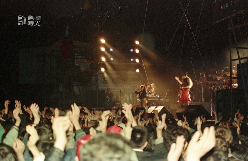 搖滾樂巨星蒂娜透納，五日晚間在台北市露天的綜合體育場，舉行第一場演唱會，在寒風細雨中，她展現熱力的演出，吸引了近二萬名觀眾。圖／聯合報系資料照（1988/3/5 陳炳坤攝影）