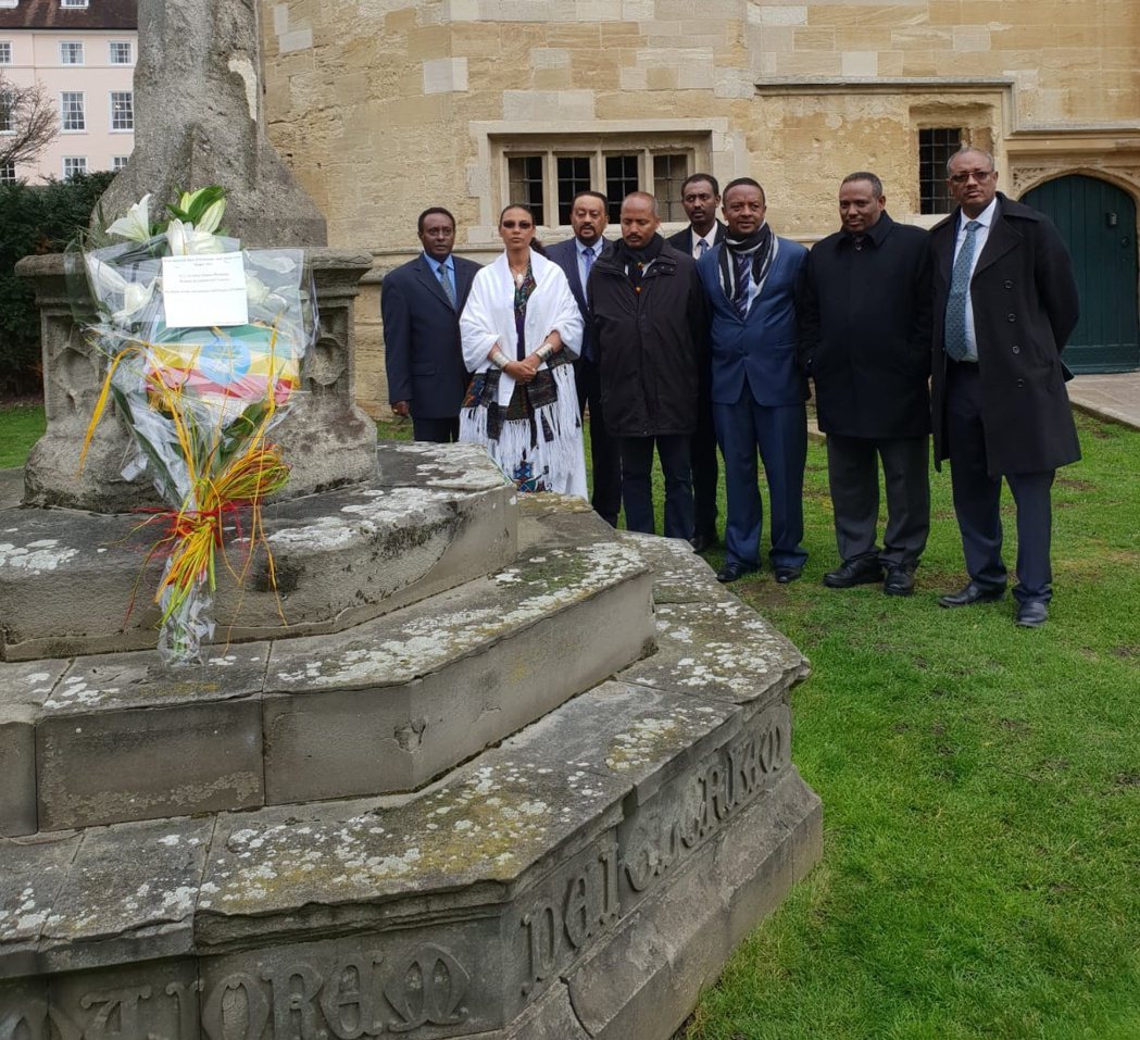 2019年衣索比亞駐英使館人員到溫莎城堡中的聖喬治教堂，向阿萊馬耶胡王子獻花。 ...