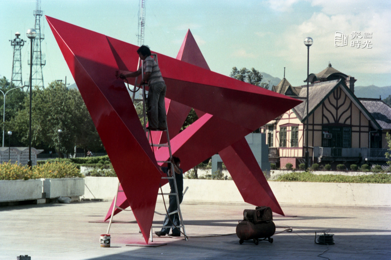 經過四個小時的油漆，台北市立美術館廣場的雕塑「低限的無限」恢復鮮明的紅色，將在原地展出一個月後，交由作者李再鈐收回。圖／聯合報系資料照（1986/09/04)